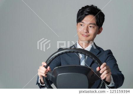 握著方向盤的受薪族 125159394