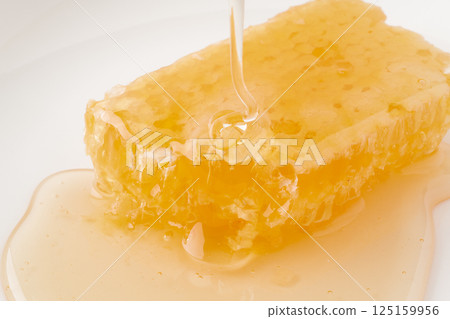 充滿蜂蜜的蜂巢蜜的特寫 125159956