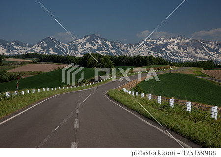 一條風景優美的道路 一條風景優美的道路 125159988