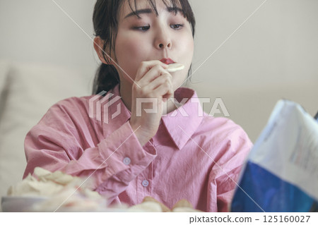 一個女人吃甜食 一個女人吃甜食 125160027