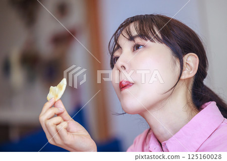 一個女人吃甜食 125160028
