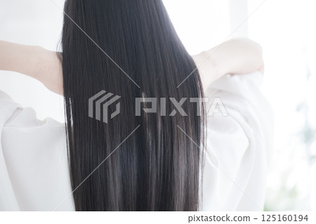 一位有著閃亮的黑色長髮的女人的背影 125160194