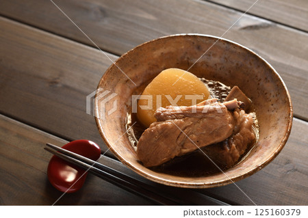 Braised pork spare ribs and radish in oyster sauce 125160379