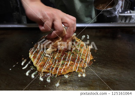 大阪的御好燒：上面撒上乾鰹魚片的御好燒 125161064