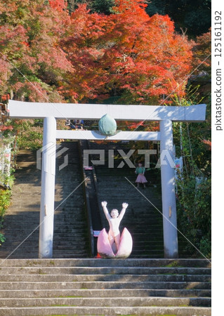 Momotaro Shrine: Torii gate and statue of Momotaro 125161192