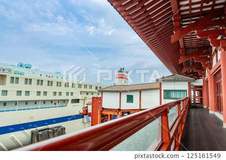 開往神戶的阪急渡輪碼頭位於福岡縣北九州門司區，其建造風格仿照奈良時代平城京的大極殿。 125161549