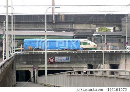 Tohoku-Joetsu Shinkansen 200 series train being prepared for transport to the Railway Museum Tohoku-Joetsu Shinkansen 200 series train being prepared for transport to the Railway Museum 125161973