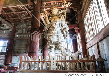 華嚴宗總院東大寺大佛殿西側的守護神多文天，光木天立像 125162210