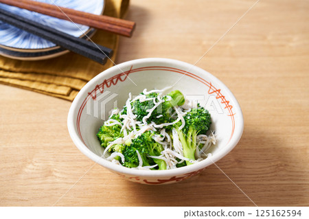 綠花椰菜配銀魚 125162594