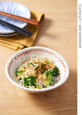 綠花椰菜配銀魚和鰹魚片 綠花椰菜配銀魚和鰹魚片 125162711