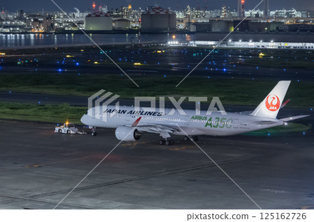 一架飛機正在羽田機場進行維修 125162726