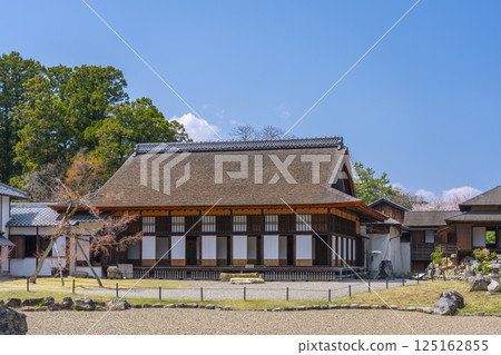 Hikone Castle Rakurakuen Garden: The Goshoin shoin stands out against the blue sky 125162855