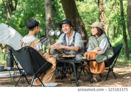 一個親密的家庭在公園和露營地享受日間露營、露營和燒烤。 125163375