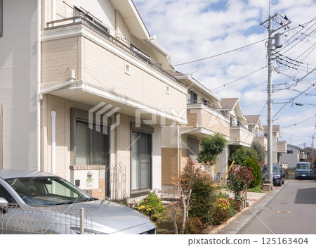 相鄰的新建獨立式住宅 相鄰的新建獨立式住宅 125163404