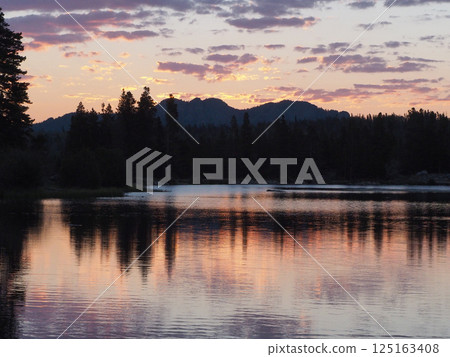 Tranquil scene of sunrise reflected on the lake 125163408