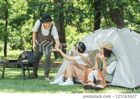 一個親密的家庭在公園和露營地享受日間露營、露營和燒烤。 125163427
