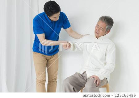 坐在椅子上的老人 125163489