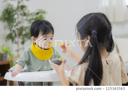 家庭提供嬰兒嬰兒食品和牛奶 家庭提供嬰兒嬰兒食品和牛奶 125163563