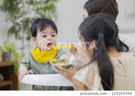 家庭提供嬰兒嬰兒食品和牛奶 家庭提供嬰兒嬰兒食品和牛奶 125163564