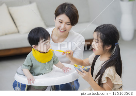 家庭提供嬰兒嬰兒食品和牛奶 125163568