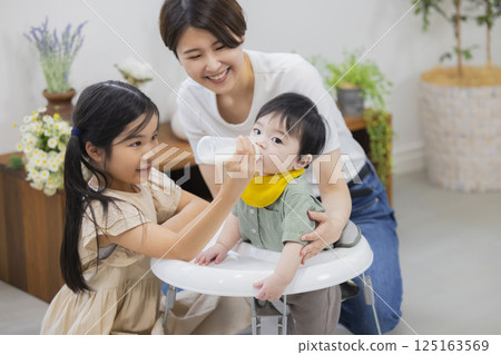 家庭提供嬰兒嬰兒食品和牛奶 125163569
