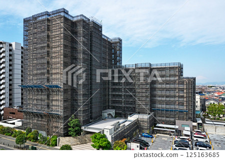 公寓大樓修繕工程、安全措施等的鷹架。 公寓大樓修繕工程、安全措施等的鷹架。 125163685