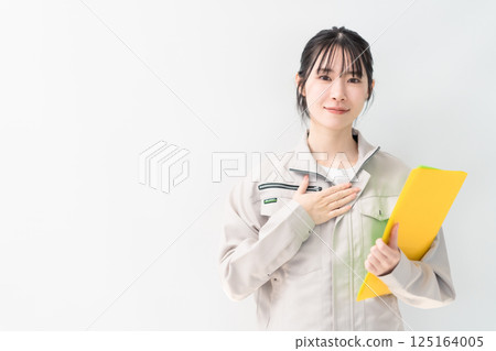 Young female engineer who wants to be trusted White background 125164005