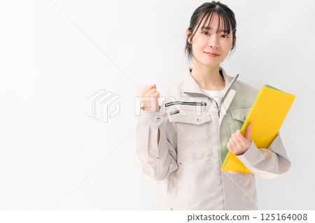 白色背景下，年輕女工程師揮拳擺姿勢 125164008