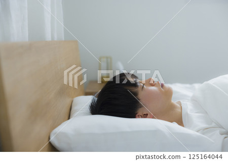 睡覺在床上的年輕人 125164044