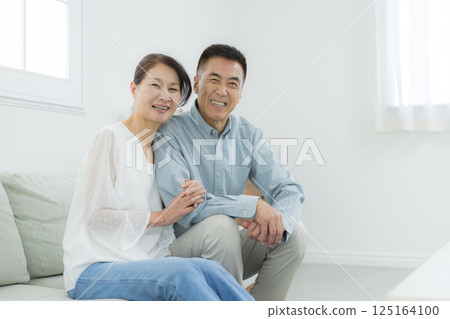 客廳裡的老年夫婦 客廳裡的老年夫婦 125164100