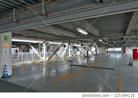 Shopping mall parking lots (indoor parking lots) 125164118