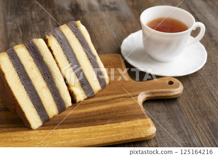 西伯利亞羊羹卡斯特拉 - 復古懷舊的糖果和茶 125164216