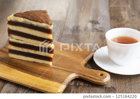 西伯利亞羊羹卡斯特拉 - 復古懷舊的糖果和茶 125164220