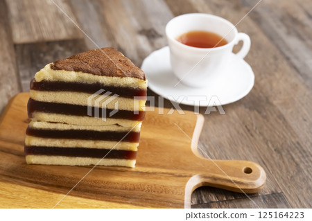 西伯利亞羊羹卡斯特拉 - 復古懷舊的糖果和茶 125164223