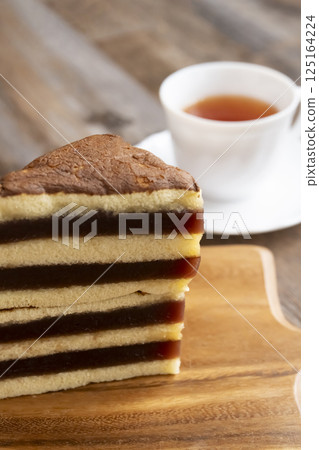 西伯利亞羊羹卡斯特拉 - 復古懷舊的糖果和茶 125164224