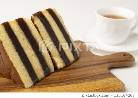 白色背景下的西伯利亞 Yokan Castella 復古懷舊糖果和茶 125164265