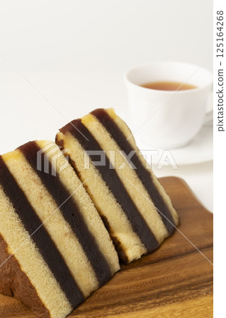 白色背景下的西伯利亞 Yokan Castella 復古懷舊糖果和茶 125164268