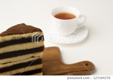 白色背景下的西伯利亞 Yokan Castella 復古懷舊糖果和茶 125164270