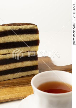 白色背景下的西伯利亞 Yokan Castella 復古懷舊糖果和茶 125164271