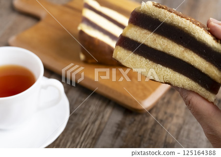 西伯利亞 - 手捧羊羹蛋糕 - 懷舊的甜點和茶 125164388