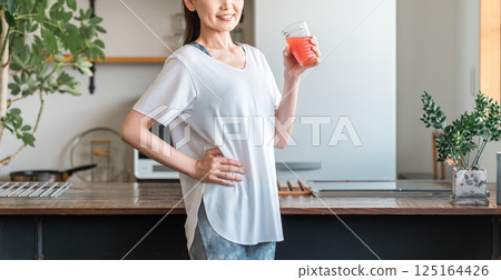 身穿運動服的中年亞洲女性喝蔬菜汁（美容、營養、飲食、美麗肌膚） 125164426