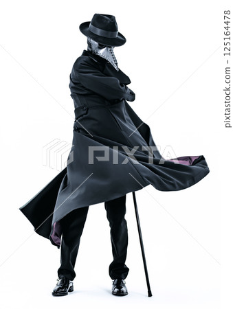 身穿西裝外套、戴著瘟疫面具、外套飄動的瘟疫醫生 身穿西裝外套、戴著瘟疫面具、外套飄動的瘟疫醫生 125164478