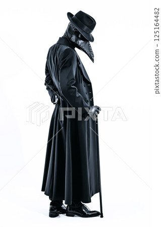 身穿西裝外套、戴著瘟疫面具、手持拐杖的瘟疫醫生 身穿西裝外套、戴著瘟疫面具、手持拐杖的瘟疫醫生 125164482