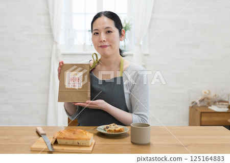 一名婦女用米粉製作磅蛋糕 125164883