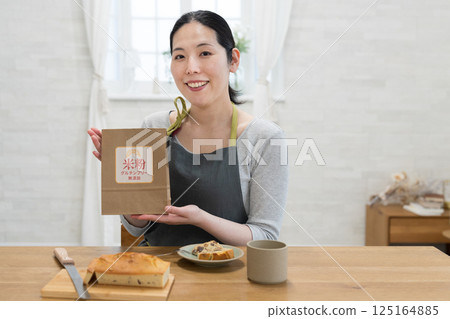 一名婦女用米粉製作磅蛋糕 125164885