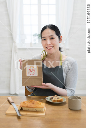 一名婦女用米粉製作磅蛋糕 125164886