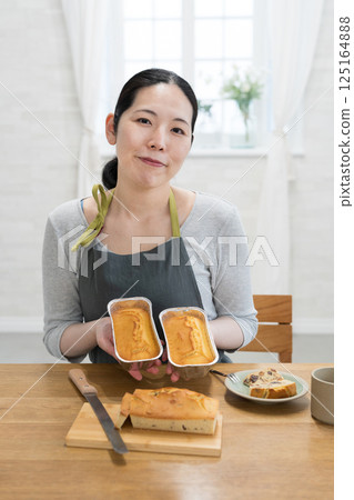 Woman making pound cake 125164888