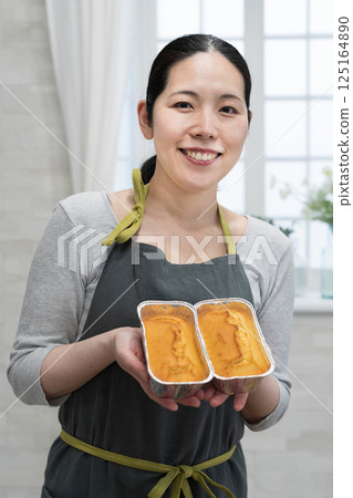 女人做磅蛋糕 125164890