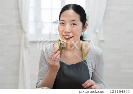 女人吃磅蛋糕 125164893