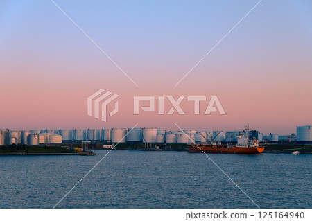 [Sunflower Sapporo: Industrial complex in front of the Tomakomai Ferry Terminal] 125164940